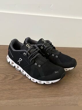 Women’s On Cloud Shoes Size 9.5